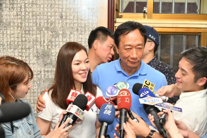 丈夫選總統　曾馨瑩從反對到尊重　郭台銘肉身護妻擋媒體
