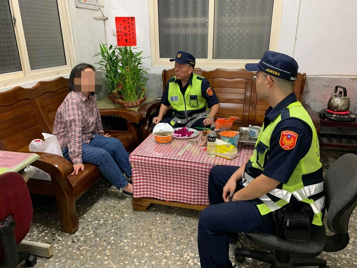 ▲失憶女子經嘉義縣警局以人臉辨識系統清查出其真實身份後，通知其家屬後安全返家。（圖／嘉義縣警察局提供）