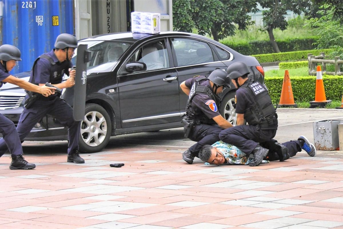 ▲員警趁歹徒失神之際迅速上前壓制。（圖／蔡若喬攝, 2019.06.17）