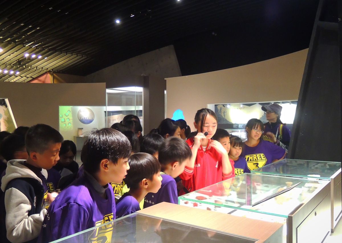 ▲「小小策展人-暑期全日營」，策展内容以十三行出土文物為主，引導小朋友運用豐富的創造力，學習用物件說故事的策展力。（圖／新北市十三行博物館提供）