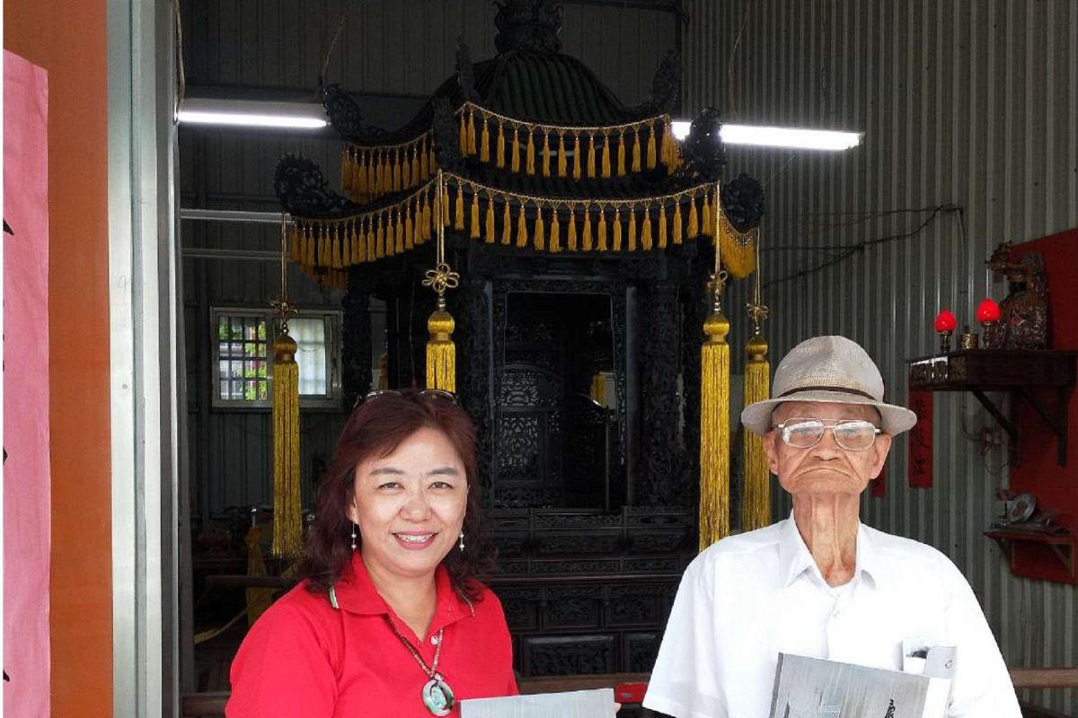 ▲雕刻藝術家李煥美後人陳淑美（左）與設計師許澤南（右）。（圖／陳淑美提供）