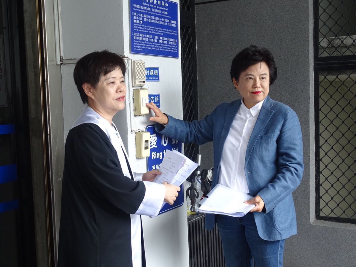 ▲立委沈智慧赴台中地檢署提告王義川涉「加重誹謗罪」及「散布謠言意圖使人不當選」。 (圖／柳榮俊翻攝2019.6.17)