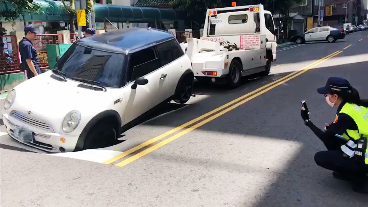 ▲水利局獲報後除做好現場安全維護措施，也立即協助車主將陷入坑洞的自小客車吊起，水利局也將派員慰問並協助處理損壞修復。(圖／車主王小姐提供)