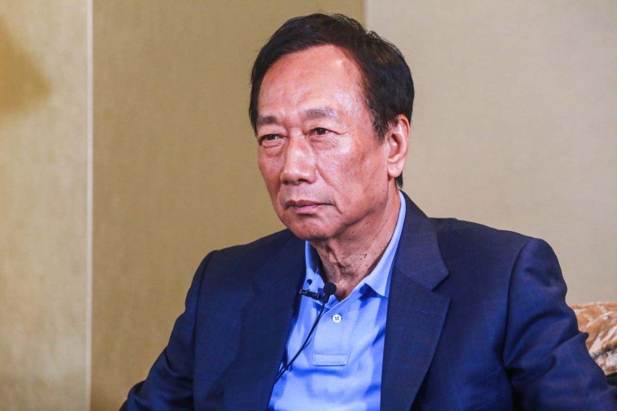 ▲鴻海董事長、國民黨總統初選參選人郭台銘今（20日）前往立法院參加八百壯士新書發表會受到媒體聯訪時針對此事表示「立委應該要以國家的利益大於黨派的利益」。（圖／葉政勳攝）