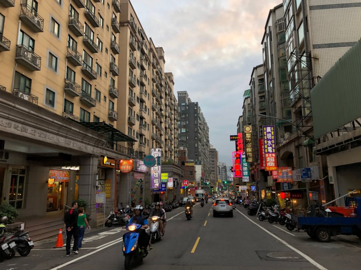 ▲決定購屋後，挑房貸方案也須留意隱藏成本並精算還款金額。(圖／信義房屋提供)