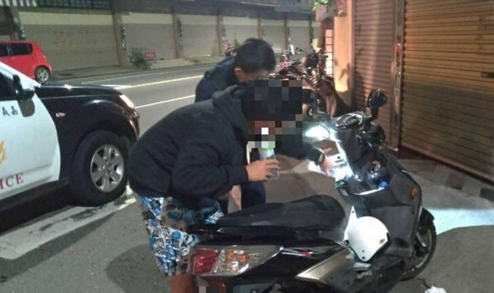 ▲糗爆！大學生半夜騎重機沒油，所幸警網解圍。（圖／嘉義市警局提供）