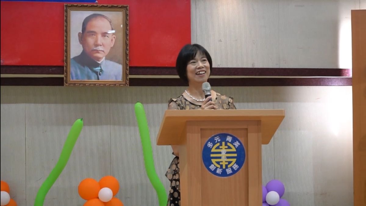 ▲介壽國中黃老師在畢業致詞中，串連三年的國中國文課文。（圖／翻攝自讀者提供影片）