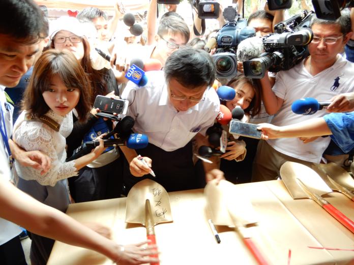 媒體包圍台北市長柯文哲追問「毀柯滅韓」行動，柯說「我好害怕」、「這就靠大家幫忙了」。（圖／記者陳弘志攝，2019.06.18）