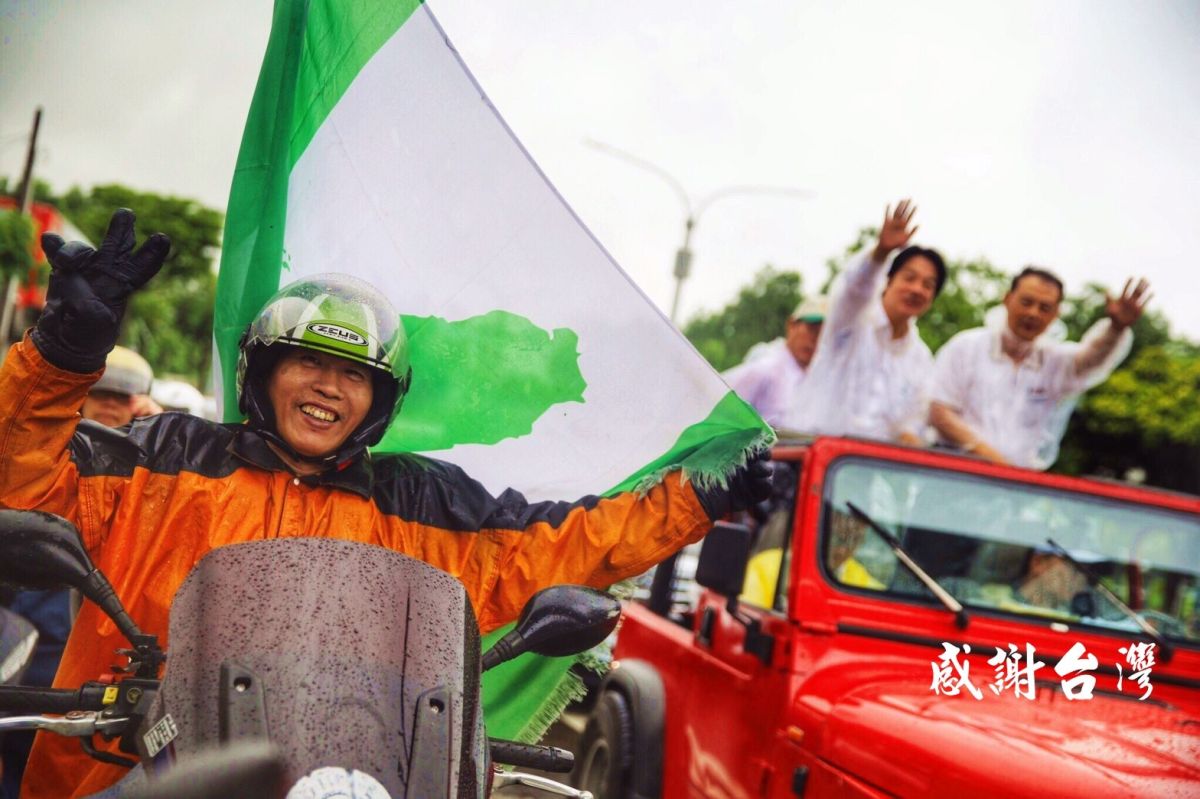 賴清德18日臉書發文，並PO出數張重機阿北相伴的照片，他感謝阿北從雲林，一路跟著車隊走過彰化、台中，讓賴清德印象深刻。（圖／翻自賴清德臉書）
