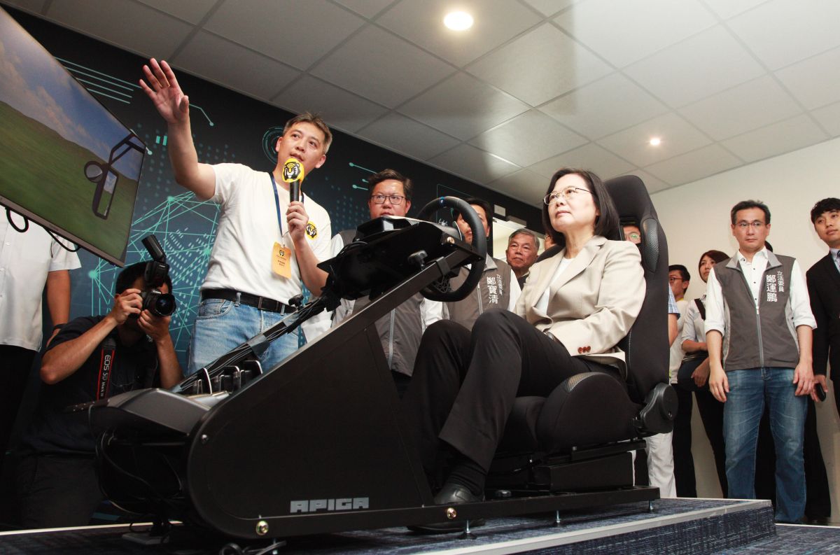 
▲蔡英文參訪桃園虎頭山創新園區開幕，並親自坐在模擬駕駛座上試駕。（圖／記者李春台攝, 2019.06.18）