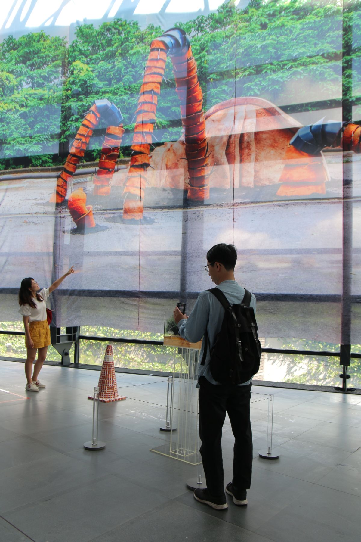 ▲陶藝家蔡佩儒展出創作個展，《存在觀察2》因為原型超過2層樓高，選用等比例的布幔輸出，有民眾驚呼很像三頭龍基多拉。（圖／記者蔡琇惠攝，2019.06.18）