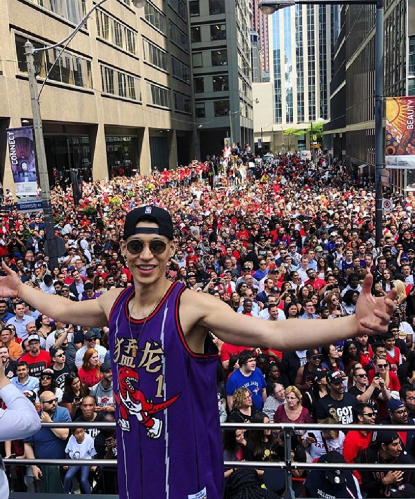 ▲林書豪穿著復古暴龍球衣參加封王遊行，不過新賽季暴龍隊恐因新冠肺炎疫情需另闢新家。（圖／取自林書豪Instagram ）