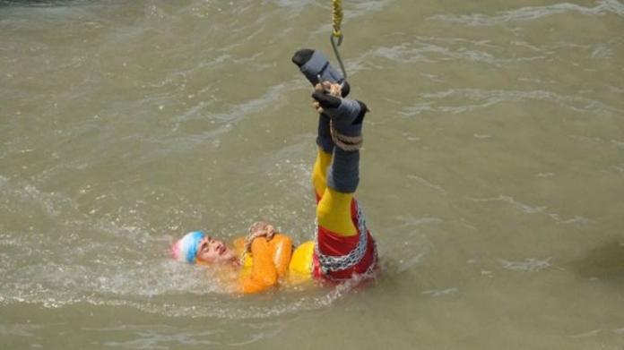 ▲印度魔術師表演水中脫逃術，卻不幸發生意外溺斃河裡。（圖／翻攝自《BBC》）
