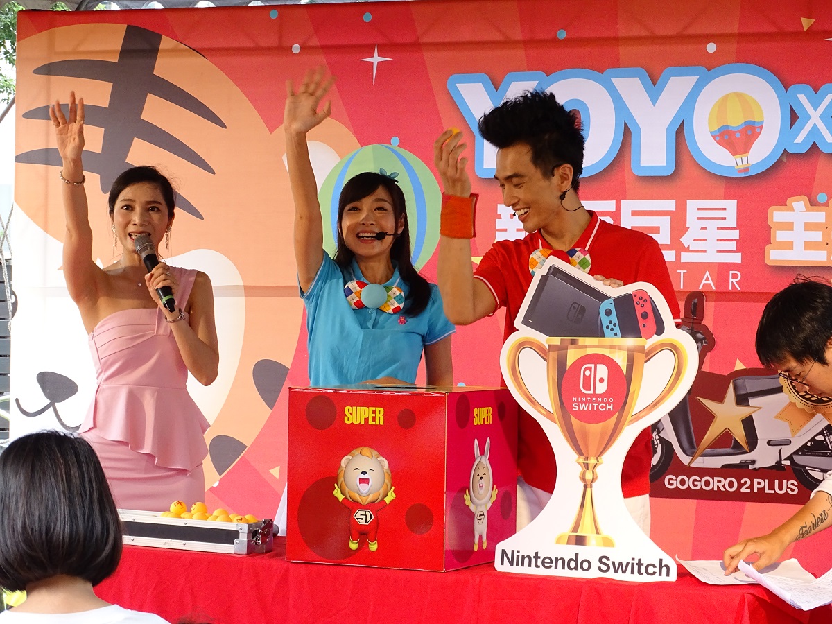 ▲「新板巨星」主題曲邀請到了東森YOYO家族太陽哥哥、月亮姐姐，與林板新特區吉祥物「巨星虎」組成了超級偶像團體，在MV中輕快唱出「新板巨星是林板新、成家真容易人人買得起、影城休閒水岸真美麗」等記憶度超高的歌詞（圖／公關照片）