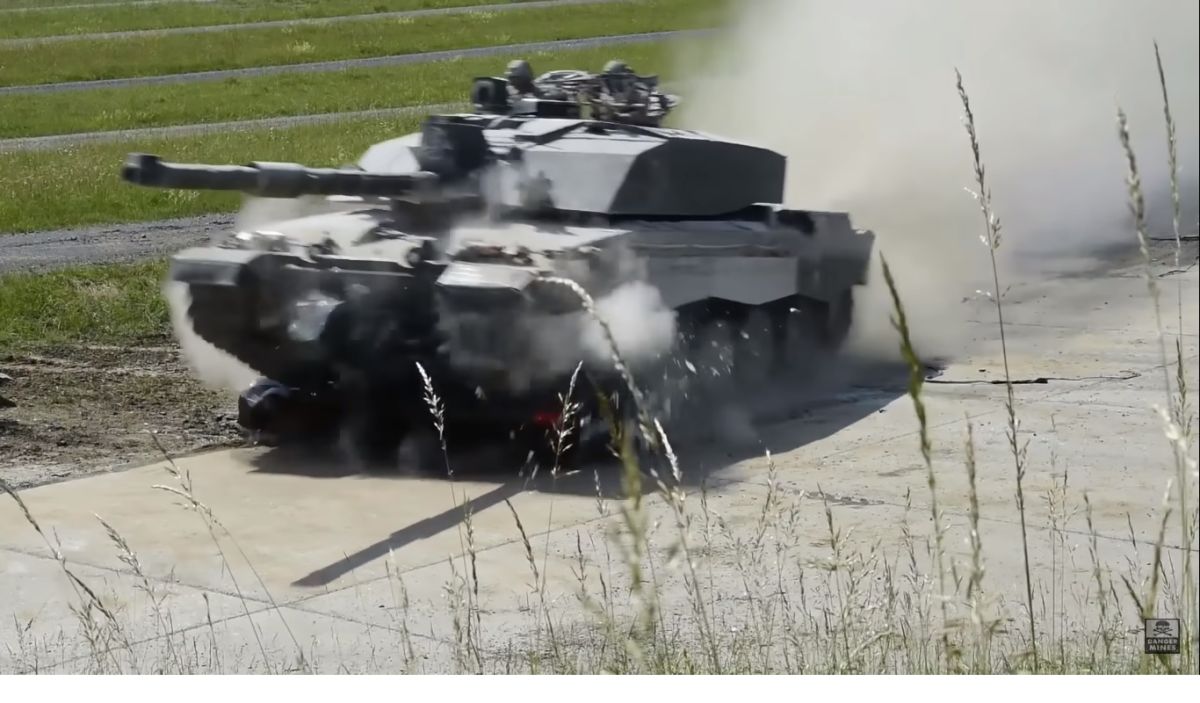 ▲當BMW 遇上了坦克，瞬間變成爛泥巴。（圖／翻攝自影片）
