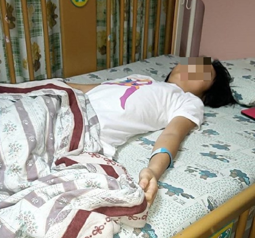 ▲邱小妹妹罹患罕見疾病「自體免疫性腦炎」臥病在床，龐大醫藥費讓家庭陷入困境。（圖／記者常似虎翻攝）