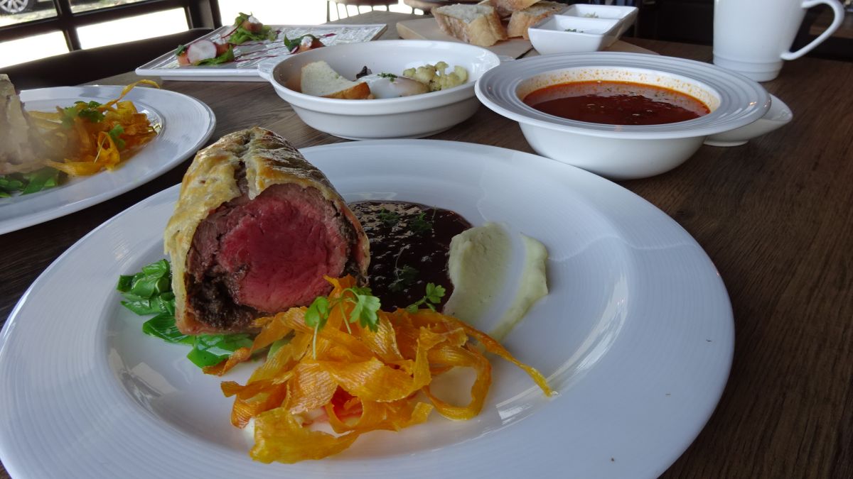 ▲貓王餐廳主打歐美經典排餐，這道英國名菜威靈頓牛排做工繁複，別家吃不到。（圖／ 金武鳳攝，2019.6.18)