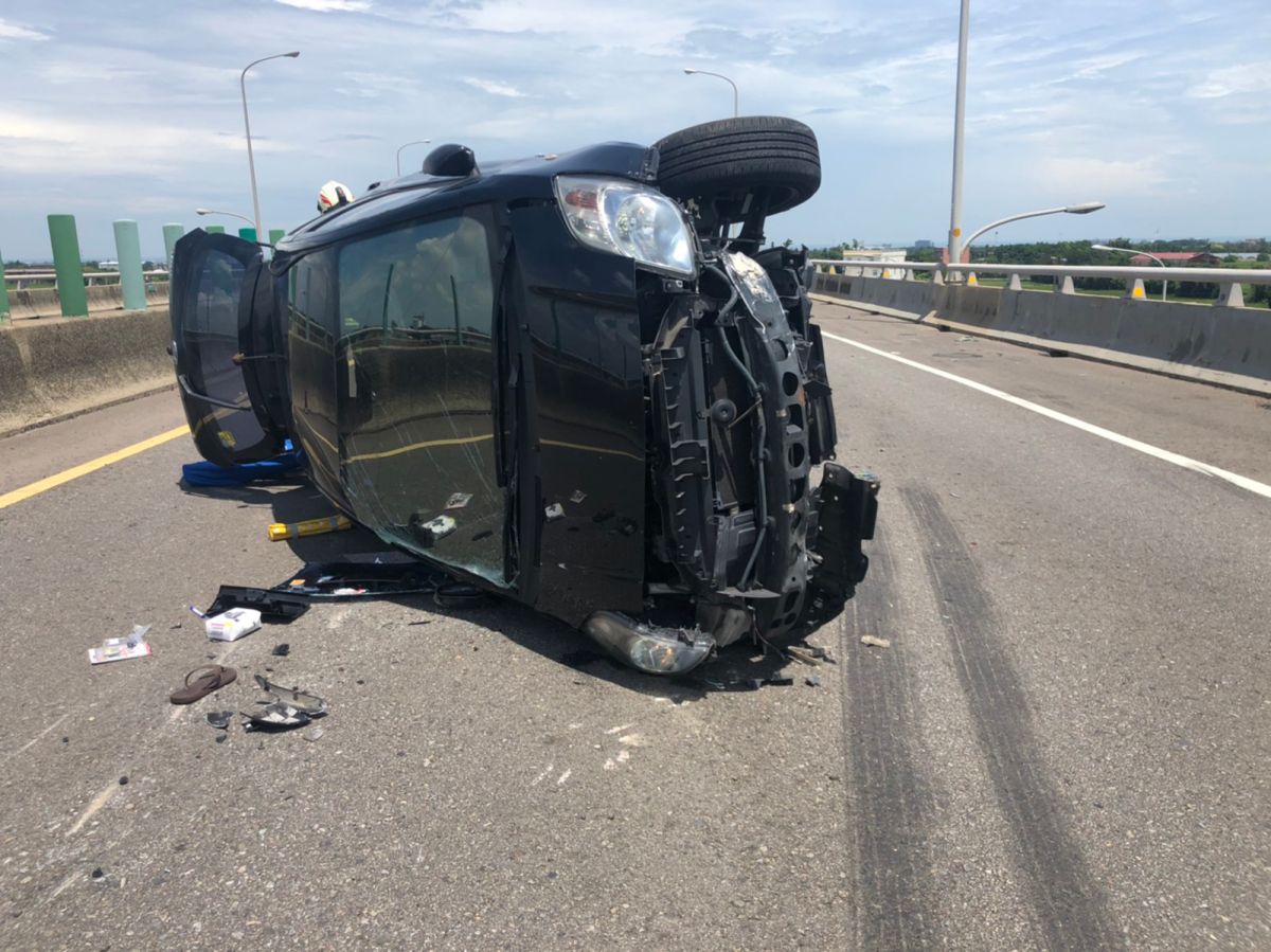 ▲自小客疑似因為爆胎在台61西向5公里處翻覆。（圖／大園分局提供）