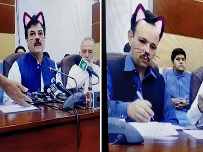 巴基斯坦官員記者會因為一場搞笑的濾鏡風波而登上各大媒體版面（圖／boredpanda）