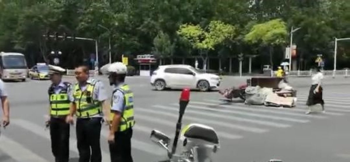 ▲一名回收廢品的老伯騎三輪車闖紅燈撞上轎車，而轎車車主只向老人索取人民幣 1 元。（圖／翻攝自中國新聞網）