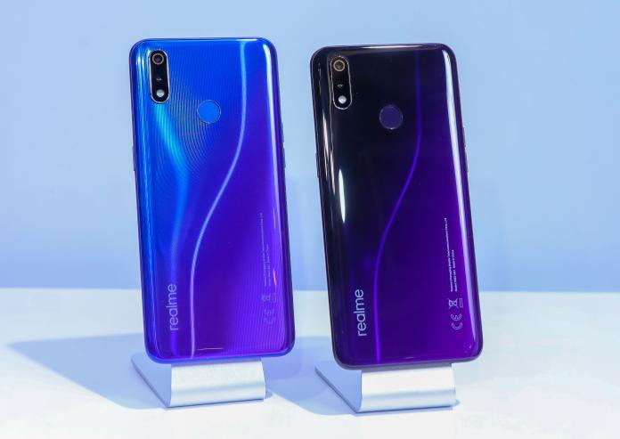 realme 3 Pro提供電光紫與氮氣藍兩款配色