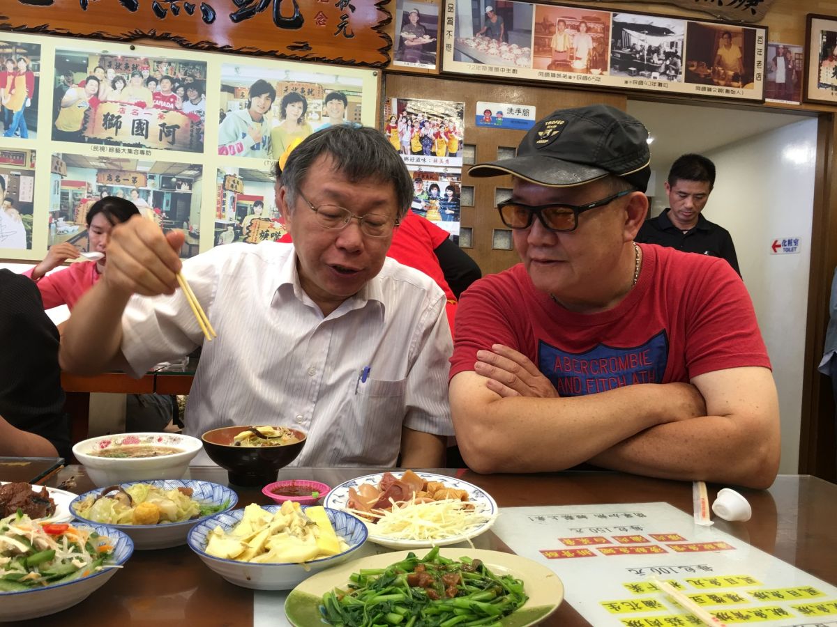 ▲台北市長柯文哲走訪雲林品嚐魷魚嘴羹。（圖／記者簡勇鵬攝，2019.06.18）