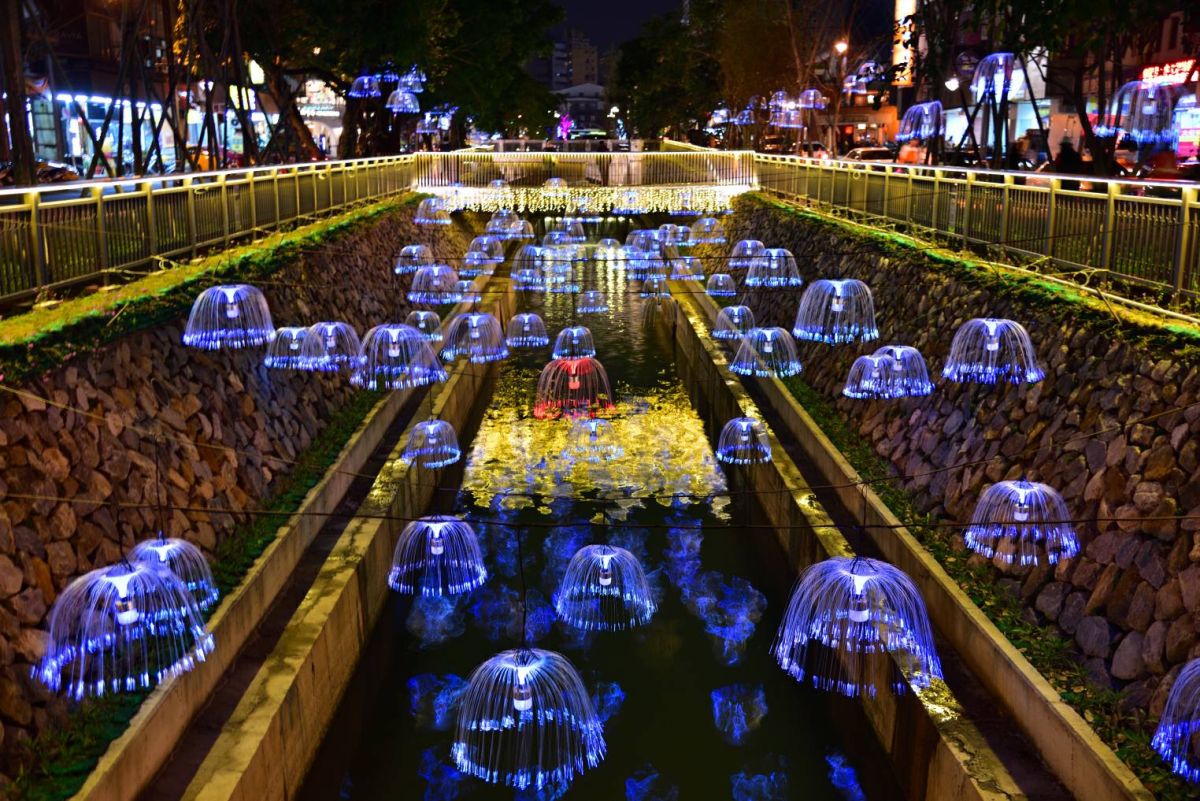 ▲綠川整治成功，帶動中區人潮回流，夜間景緻美不勝收。(圖／資料照片)