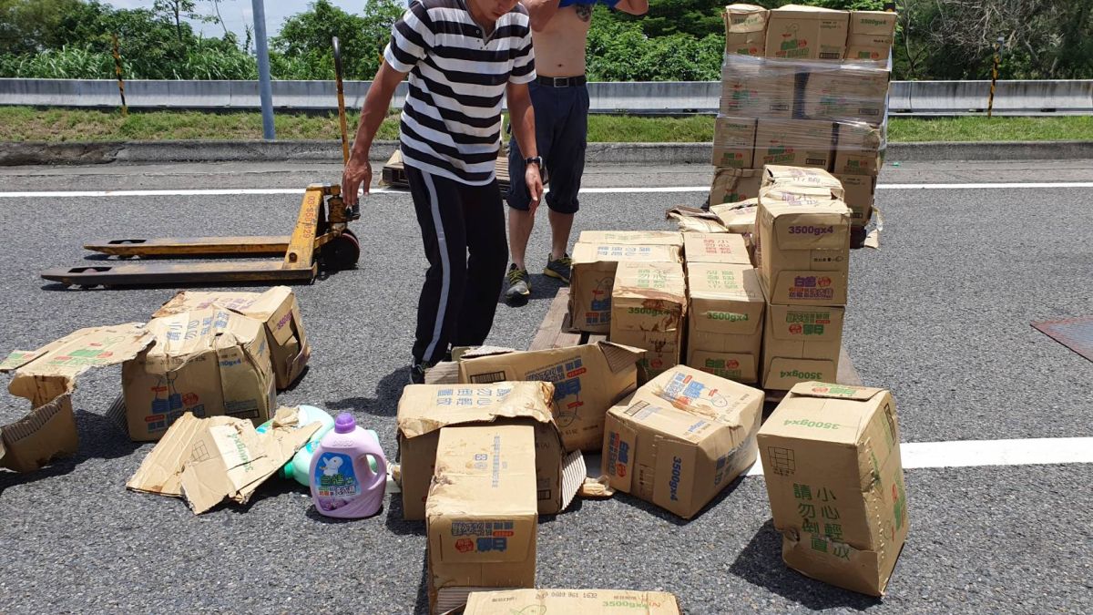 ▲由於掉落物品太多，高公局斗南工務段請來協力廠商協助清除路面的散落物，直到下午1時50分才完全排除。（圖／記者陳雅芳攝，2019.06.18）