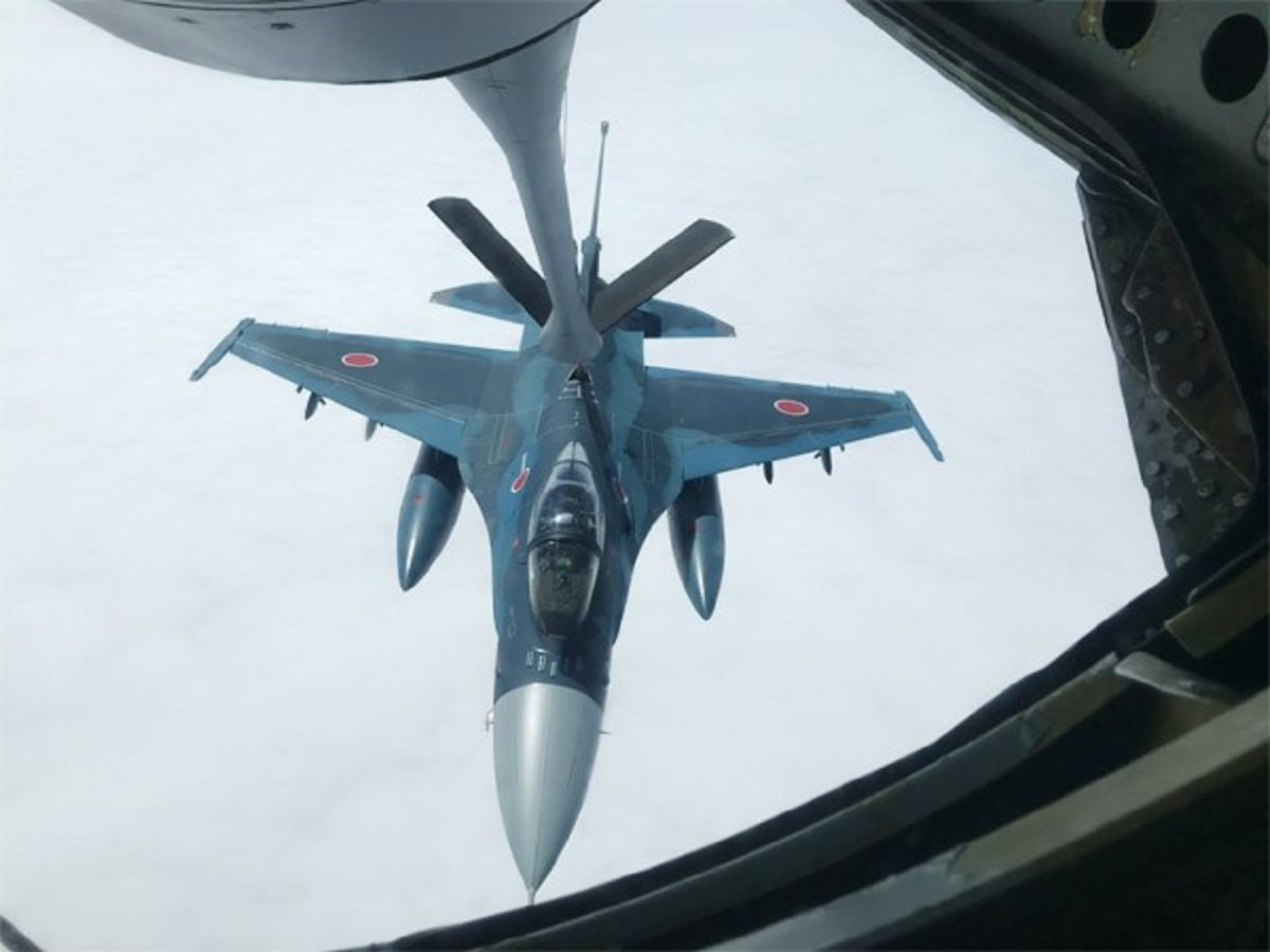 ▲日本航空自衛隊F-2戰機參與紅旗軍演，與美軍加油機演練空中加油。（圖／日本航空自衛隊,）