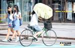 天氣高溫炎熱 ▲今( 19 )日白天氣溫偏高,各地高溫約 33 至 35 度,中午前後紫外線指數易達到過量或危險級。(圖/NOWnews資料圖片)
