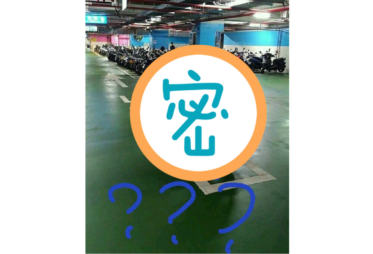 ▲超狂！機車直接停「口」中，眾人笑翻：標準 VIP 停車格...（圖／取自臉書社團「新竹爆料公社」）