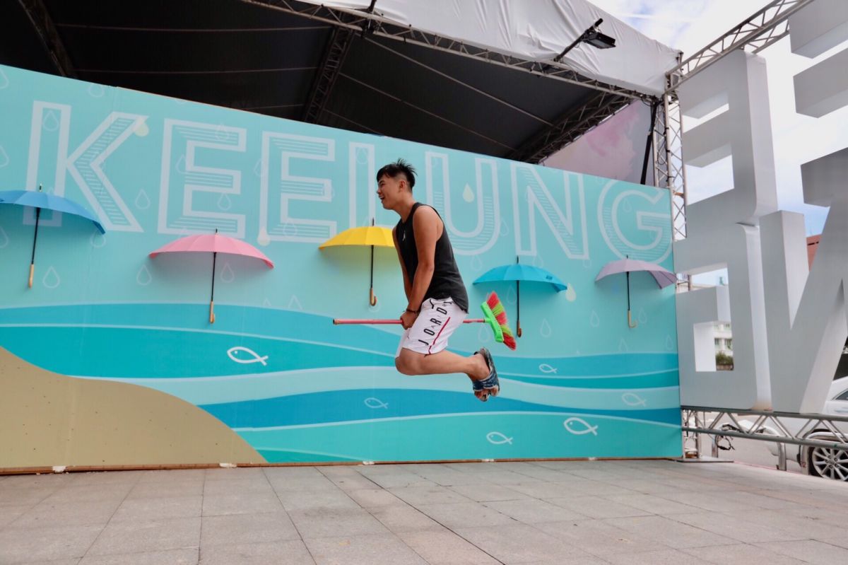 ▲基隆海洋老鷹嘉年華工作坊成為打卡熱點，網友也發揮創意，出動「飛天掃帚」等道具，化身電影哈利波特中的魔法師。（圖／基隆市文化局提供）