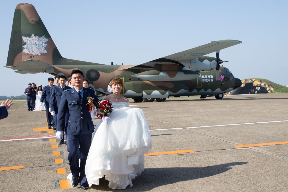 ▲自7月1日起，國軍或國軍人員遺族至戶政事務所辦理結婚、出生或死亡登記時，只要表明身份，將可投過「戶政一站式服務」申請4項補助。圖為空軍2018年集團結婚。（圖／軍聞社提供）