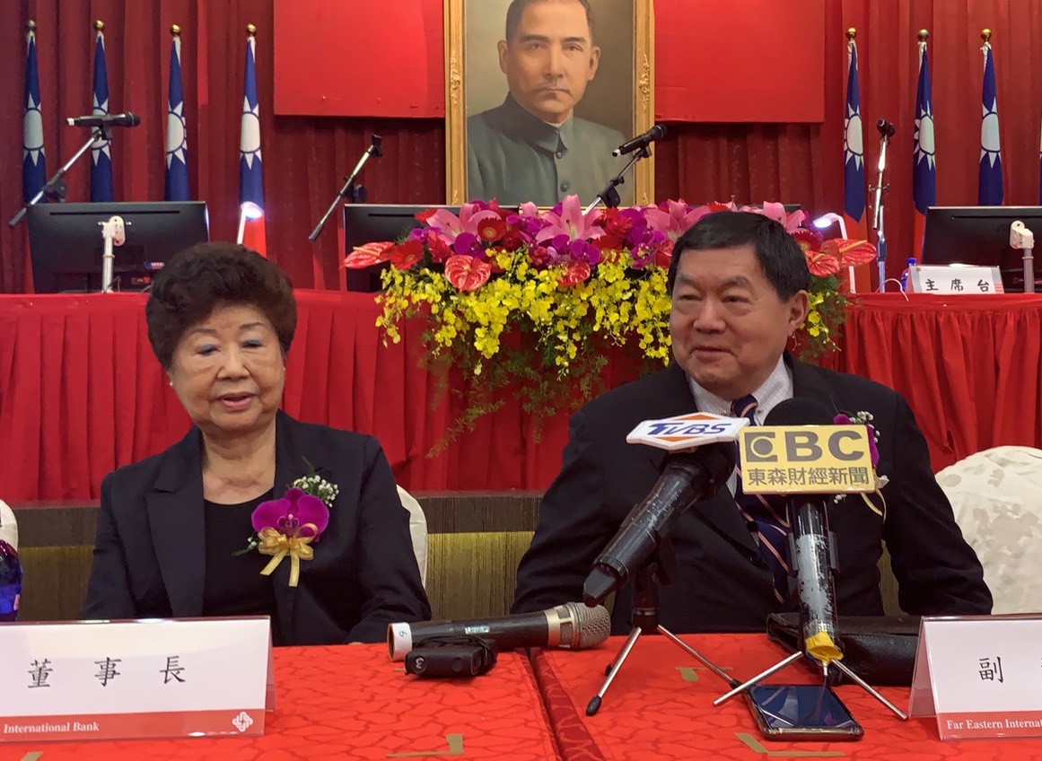 ▲遠東商銀舉行股東會，左為董事長侯金英，右為遠東集團董事長、也是遠銀副董事長徐旭東。（圖／記者顏真真攝，2019.6.19）