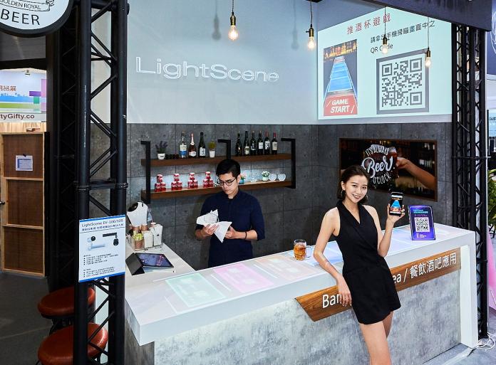▲Epson以LightScene EV-100／EV-105雷射投影燈打造互動式光影酒吧，將「推啤酒杯」遊戲透過投影科技在店內被實現，可為吧台打造更加吸睛的視覺及娛樂效果。（圖／Epson提供）