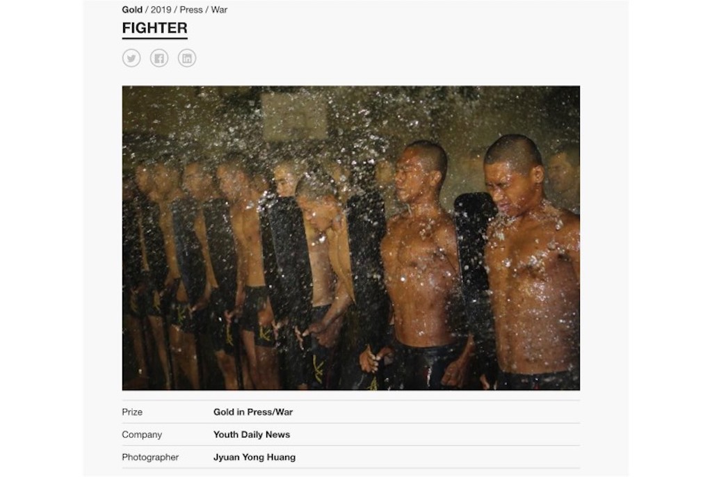 ▲青年日報新聞官黃雋永少校拍下海軍陸戰隊兩棲偵搜專長班克難週訓練畫面，獲得「巴黎PX3國際攝影比賽」金牌肯定。（圖／翻攝自PX3官網）