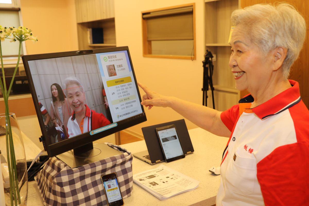 ▲板橋憶樂公共托老中心採用人臉辨識系統偵測。（圖／新北市社會局提供）