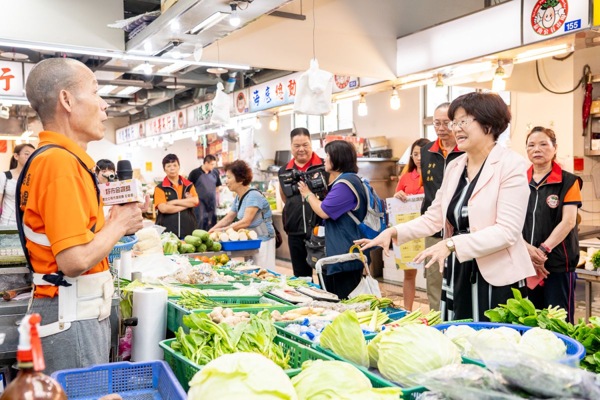 ▲第4屆「新北好市金讚獎」評比開跑，經濟發展局長何怡明今天擔任評審，體驗泰山市場各項暖心服務。（圖／新北市市場處提供）

