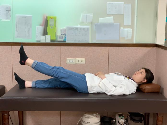 ▲吳培瑜物理治療師示範直膝抬腿運動。（圖／活力得中山脊椎外科醫院提供）