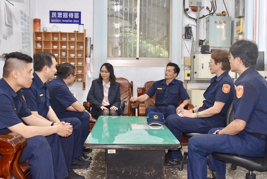 ▲警政署律師團黃若甯律師，第一時間到東勢分局支援偵辦酒駕挨告的員警（圖／警方提供）