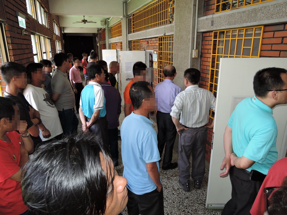 ▲台中區監理所與法務部矯正署台中戒治所跨機關合作，讓「酒駕再犯專班」違規人至戒治所體驗「被關」的感受。 (圖／台中區監理所提供2019.6.19)