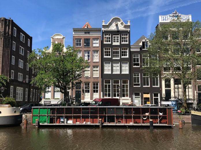 阿姆斯特丹的Herengracht運河上有一艘「貓船」成為流浪貓的庇護所，成為當地知名的景點（圖／Sprudge）