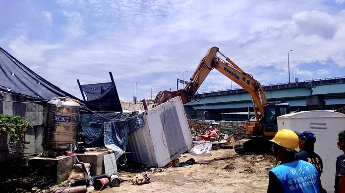 ▲新北市公安小組於今(19)日執行五股垃圾山的違章建築拆除。（圖／新北市環保局提供）
