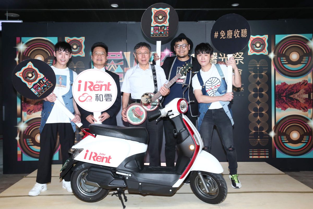 ▲蘇打綠贈舊牛仔褲給柯文哲市長。（圖／曙光祭提供）
