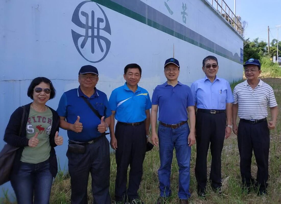 ▲台灣自來水公司董事長魏明谷(右3)由該公司第七區管理處副處長邱憲龍(右3)陪同，視察東港及琉球地區供水情形。(圖／記者黃謝美蘭攝，2019.06.19)