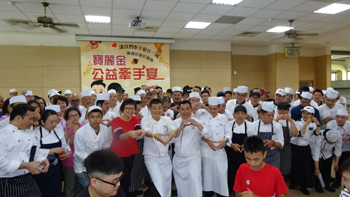 ▲來自全台上百名大廚響應寶麗金廚藝總監池一明號召，前進惠明盲校為師生義煮牽手宴。（圖／金武鳳攝，2019.6.19)