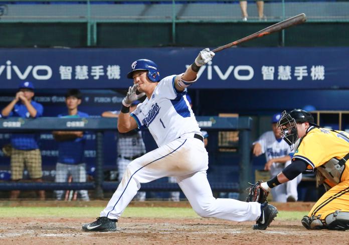 ▲富邦悍將外野手林哲瑄九局下敲出再見安打。(圖/記者葉政勳攝 , 2019.06.19)