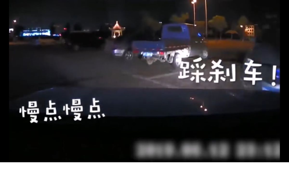 ▲妻子連撞五車，讓坐在副駕的丈夫當場傻眼絕望驚呼「完了！」。（圖／翻攝自影片）