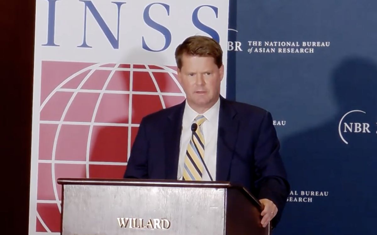 ▲美國國防部亞太事務助理部長薛瑞福指出，為避免中國大陸干預台灣總統大選，美台已展開對話商討應對策略。（圖／截自NBR直播畫面）