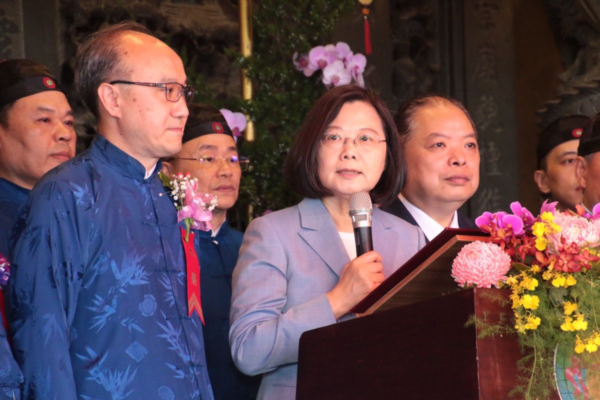 針對鴻海董事長郭台銘日前批評總統蔡英文唸大學時花爸爸的錢，現在選舉花國家的錢一事，蔡英文今（20）日赴木柵指南宮參拜受訪時表示，執政者是用政績來競選，不會用國家的資源來競選。（圖／記者林人芳攝，2019,06,20)